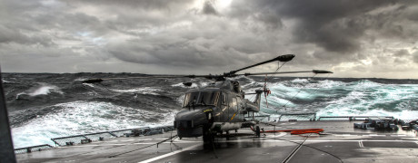 Hubschrauber bei schwerer See
